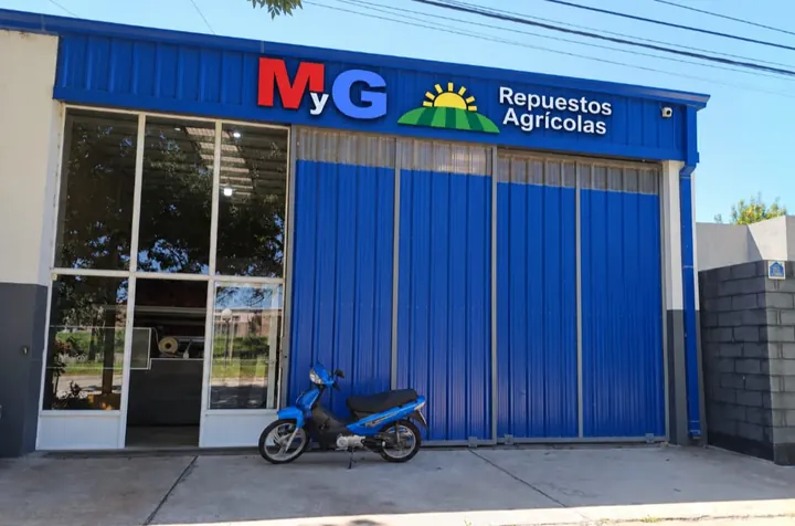Frente del local de MyG Repuestos Agrícolas en Las Parejas