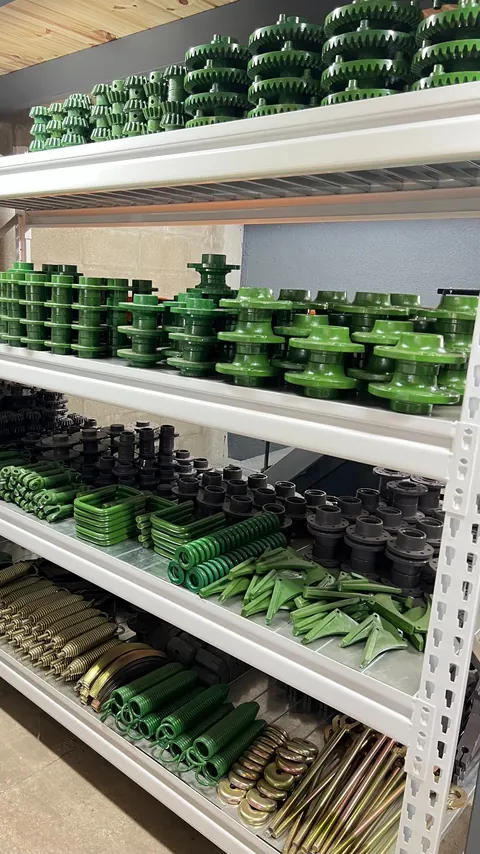 Estantería de MyG con engranajes verdes y otras piezas agrícolas